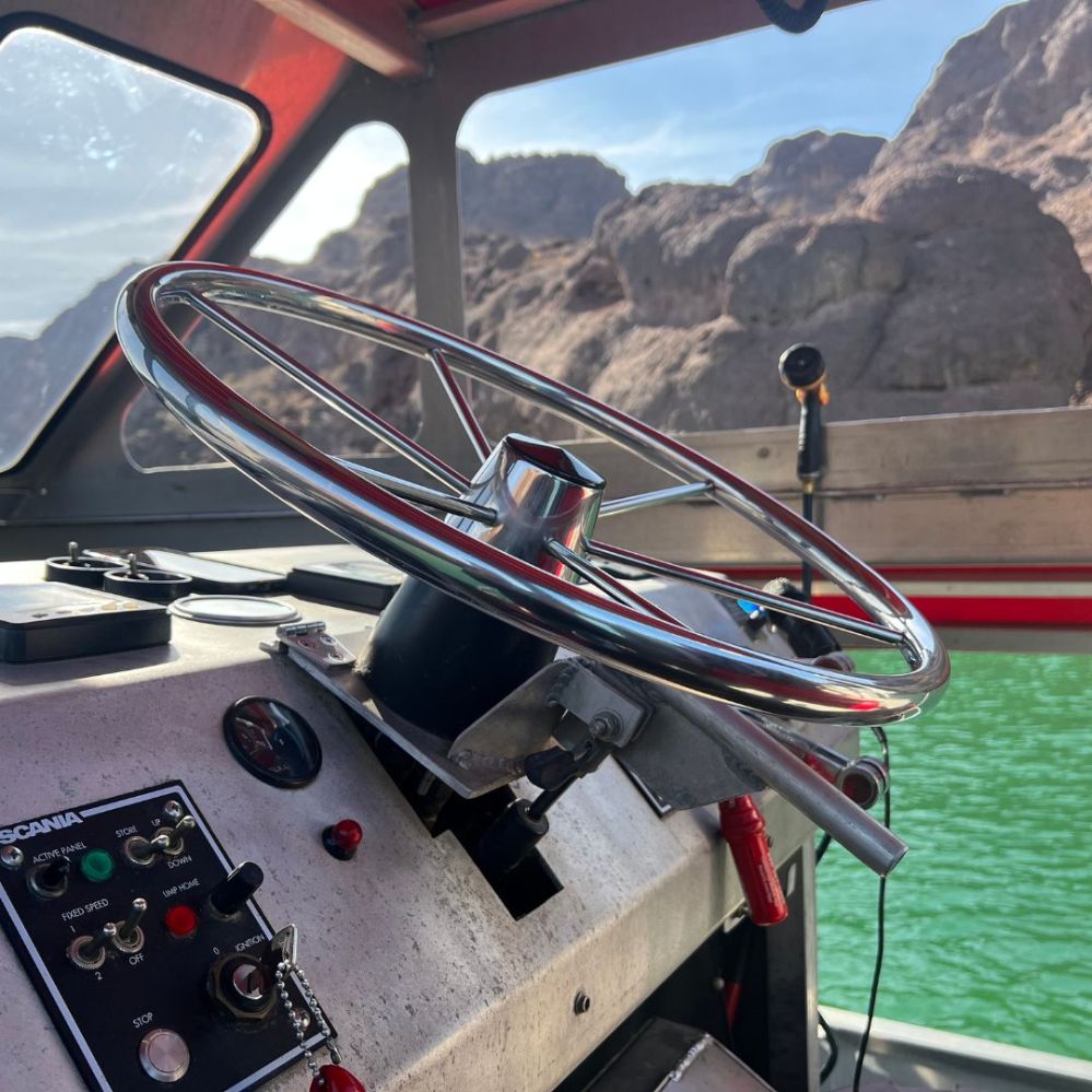 the steering wheel on the boat